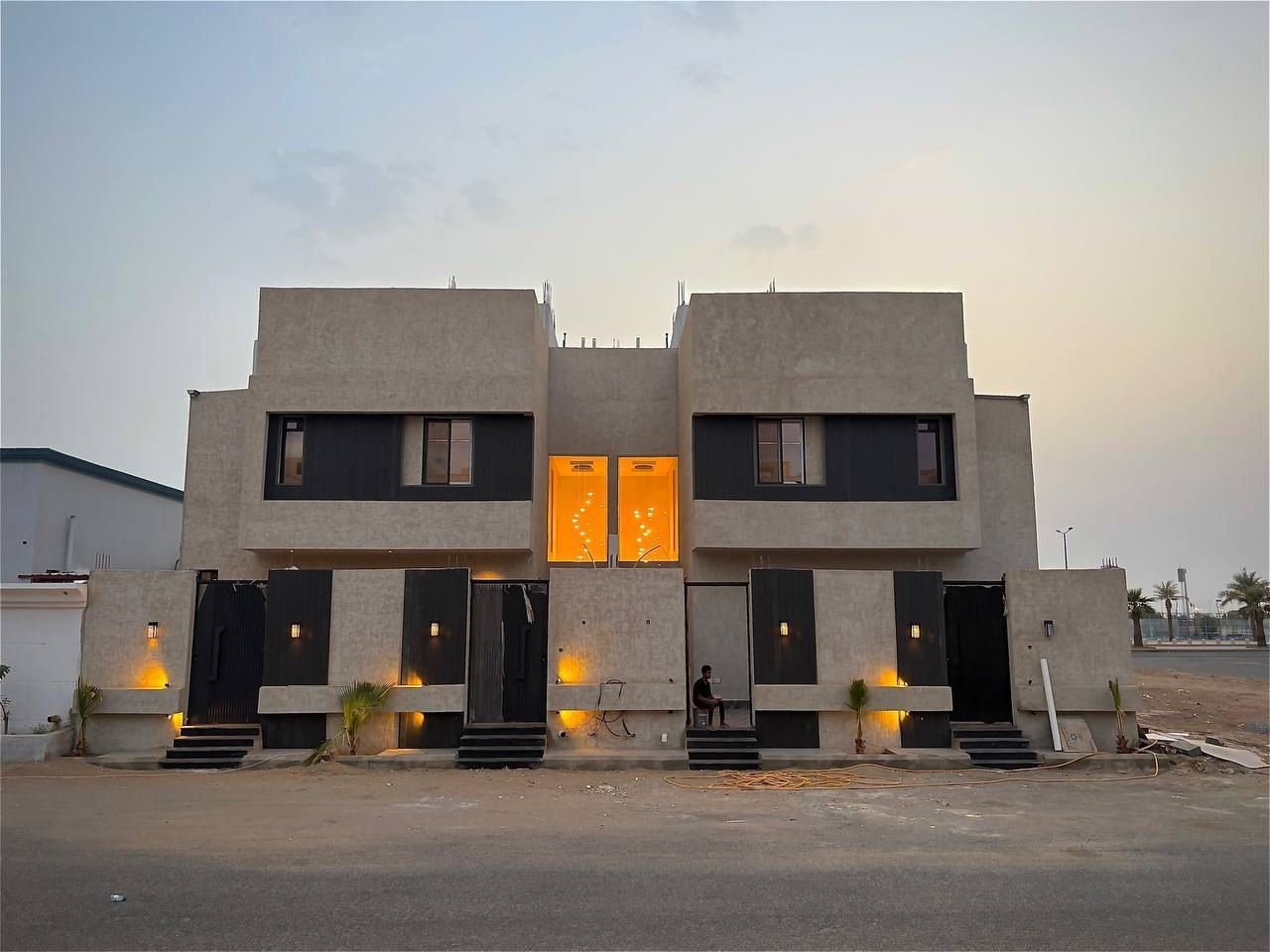 دوبلكسات من تطوير مأمن بإضاءة مسائية